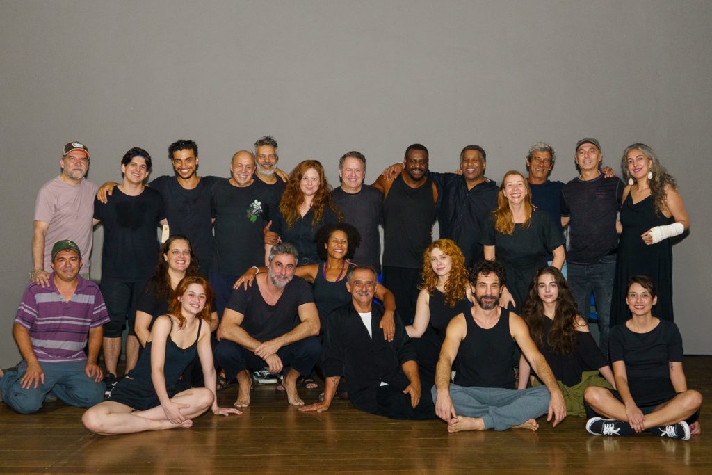 Elenco completo em cena final