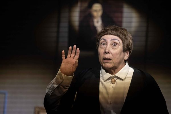 Bárbara Bruno como Gertrude em cena