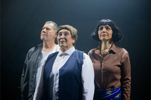 Elenco da peça no palco