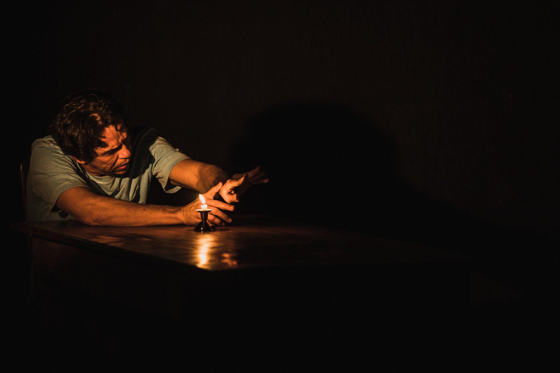 Cena de Meu Nome: Mamãe com luz e projeção