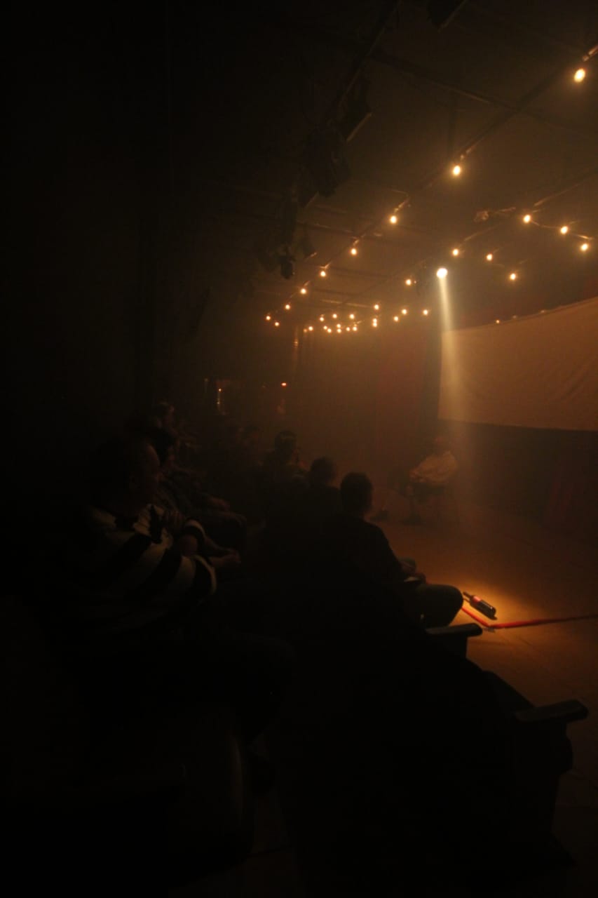Clóvis em cena final, luz baixa